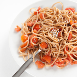 Spaghetti integrales con tomates cherry y cebolla caramelizada